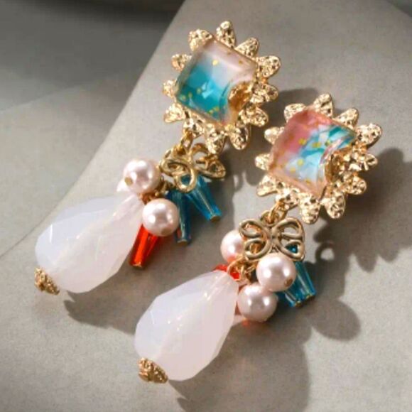 Elegant vintage resin dangle Clip-on earrings - Picture 2 of 4
